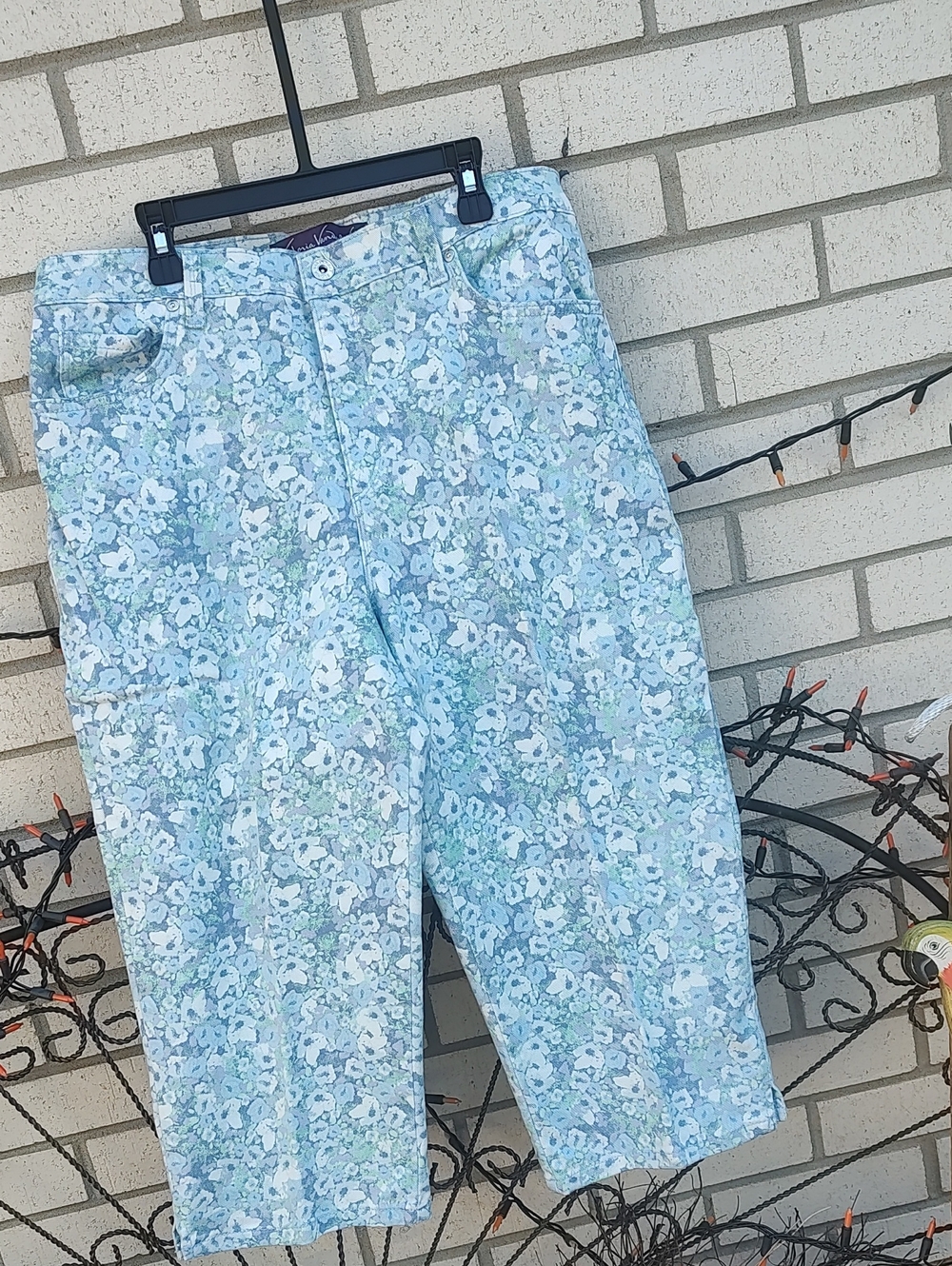Gloria Vanderbilt// Floral White &Blue Capris pants
